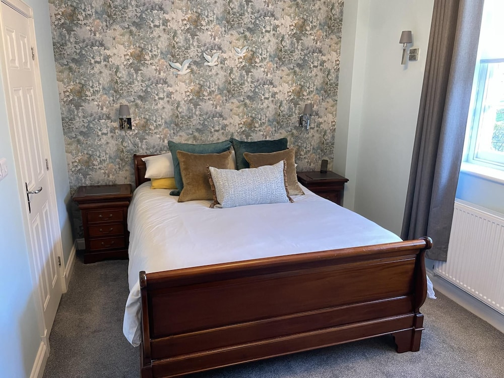 Stunning 2-bed-2bath Apt in Whitby With Parking view 4
