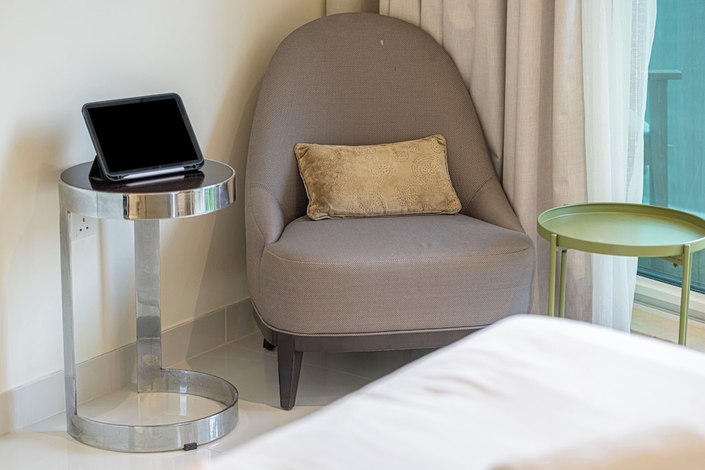 DAMAC Suites by Hostiva – Burj & Fountain