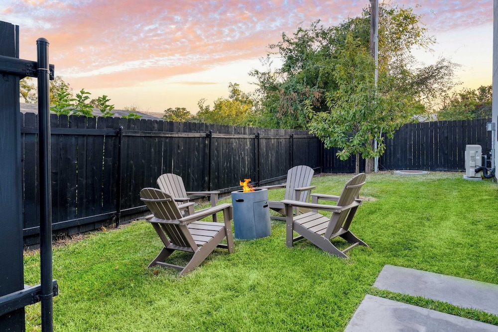 Modern East Austin Home w/ Pool, Near Downtown & Lady Bird Lake Casa 1803 by Avantstay