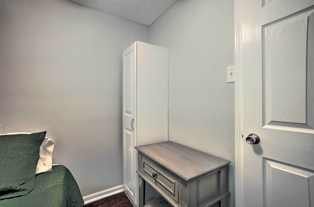 Cozy Montgomery Home: Walk to Lake Conroe! view 2