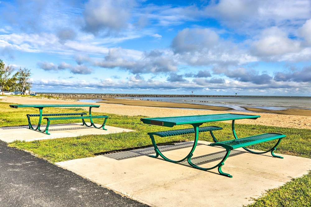 'sweetwater Hideaway' - Blocks to Lake Erie! view 5