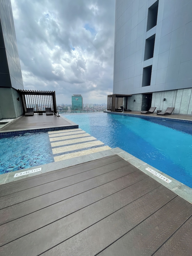 Staycation Jakarta Holland Village