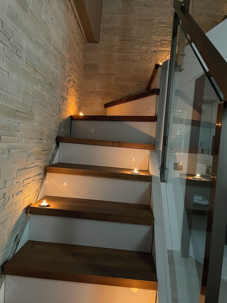 LUXSUITES