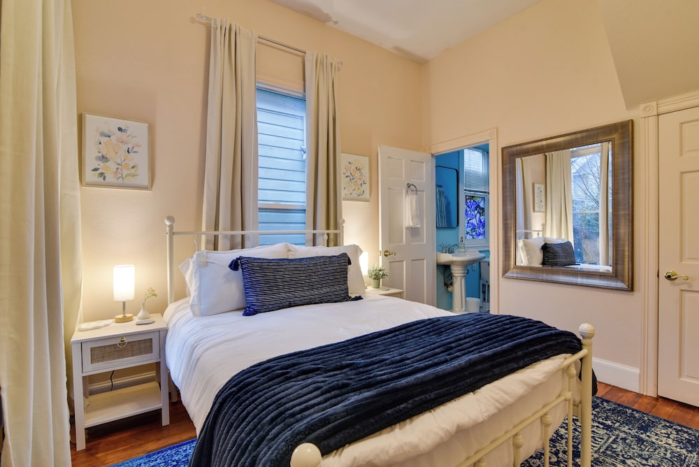 < 1 Mi to Moda Center: Walkable Portland Retreat!
