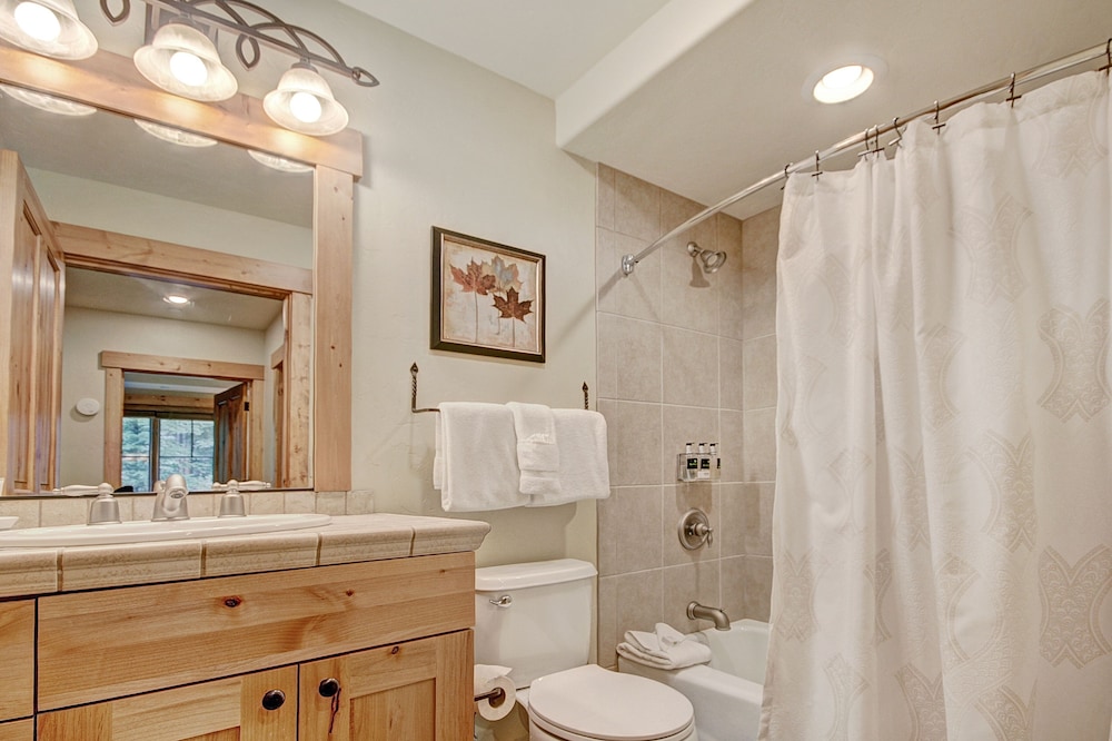 Ski-in 2br W/luxe Decor Steps To Winter Activities 2 Bedroom Townhouse by RedAwning