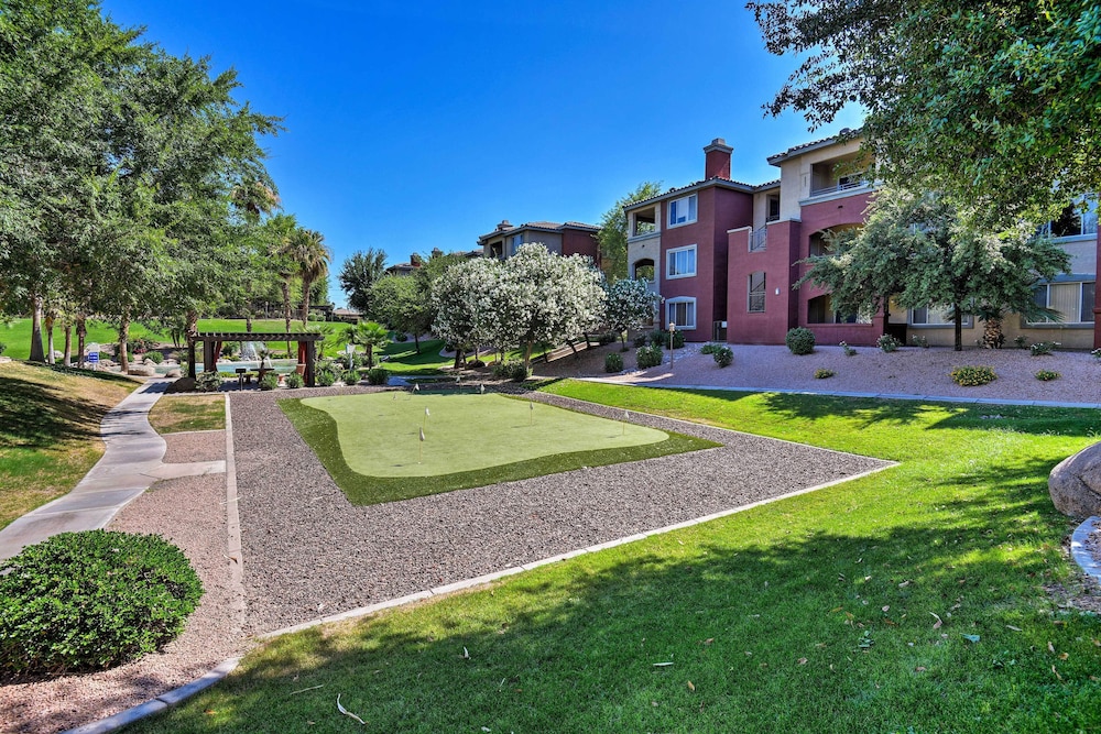 Walk to Papago Park: Condo in Phoenix
