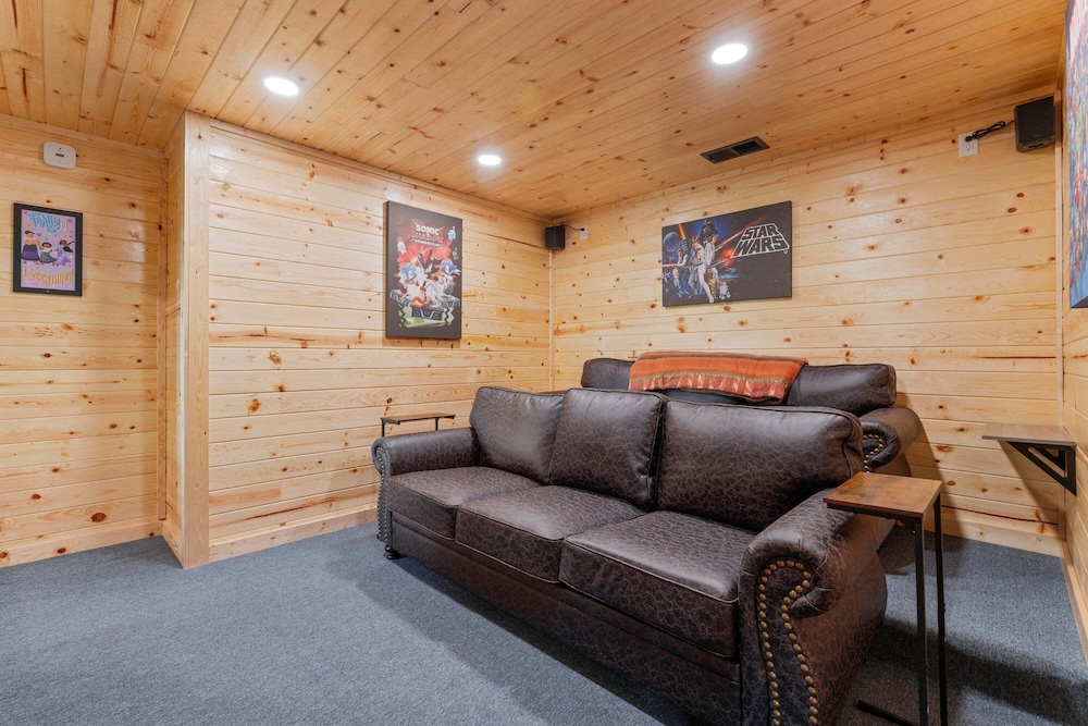 Breathtaking Hideaway 5 Bedroom Cabin