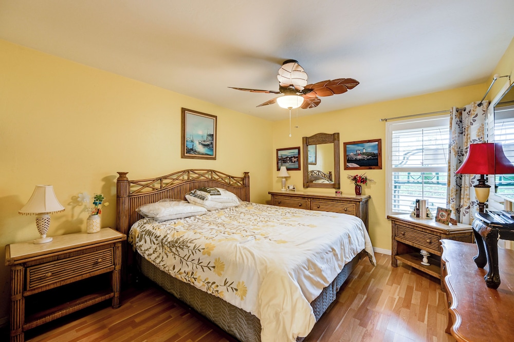 Extended Stay in Estero: Townhome w/ Lake Views!