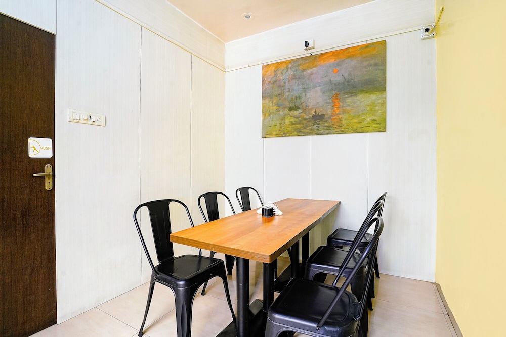 Fabhotel Wellax 24 Service Apartments