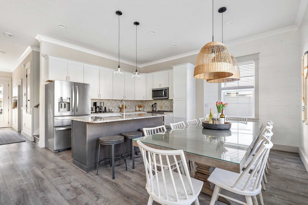 Sleeps 18! 7bdr, Backyard Pool, Walk to Beach Miramar Beach Jewel by Avantstay