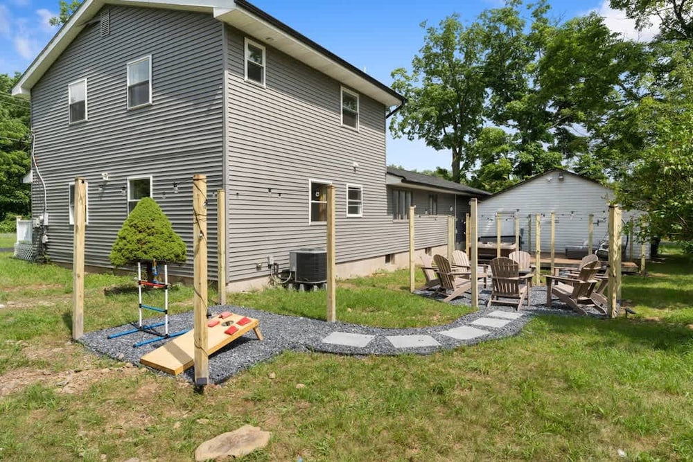 Charming Poconos Retreat w spa Fire pit Deck