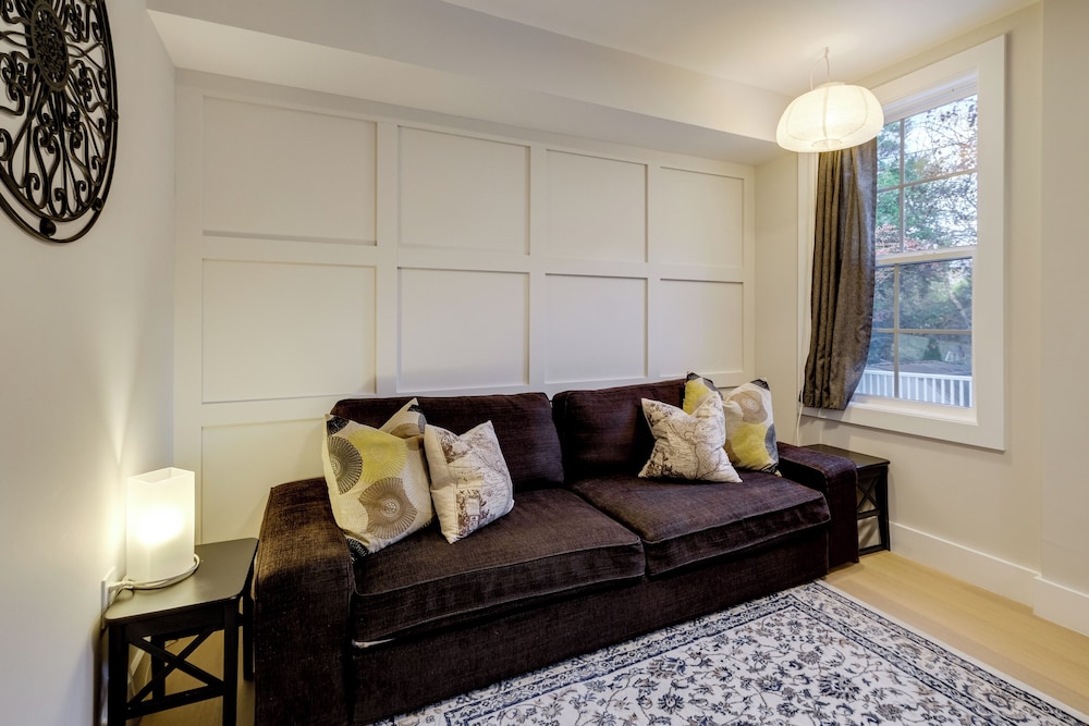 Walk to Metro & Dtwn Silver Spring! Sleek Apt