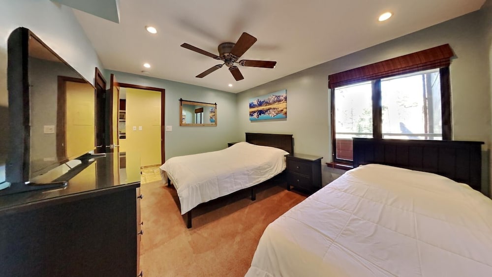 Gorgeous Remodeled Condo With Views Of Mammoth Mountain! by RedAwning