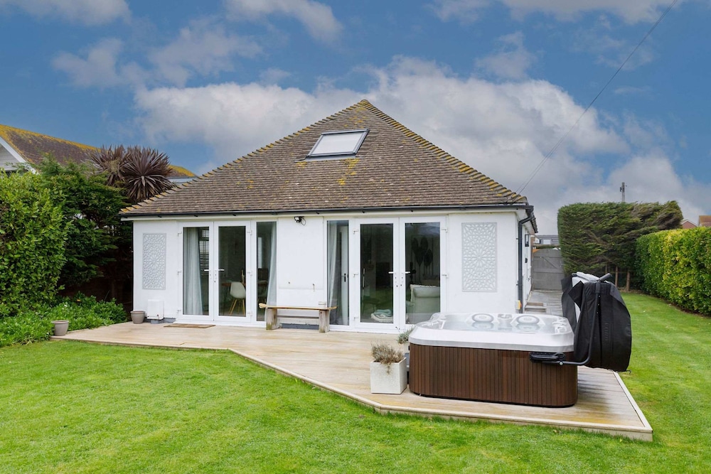 Beach House for 8 With hot tub Garden