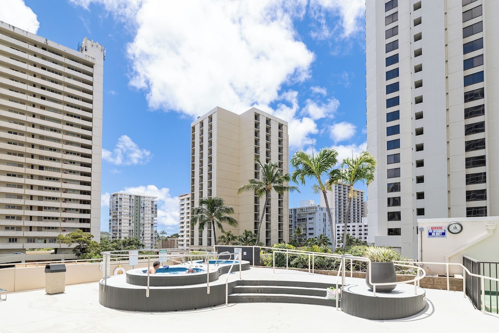 Waikiki Banyan 1BR