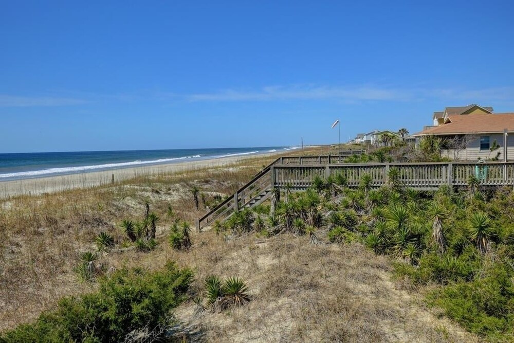 R & R By The Sea 4 Bedroom Home by RedAwning