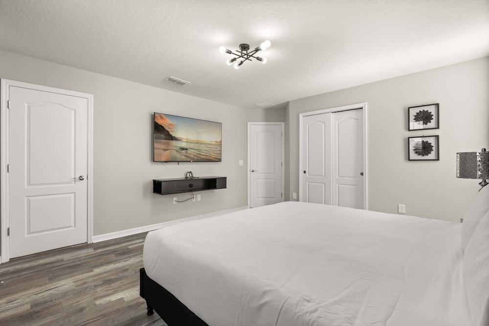 Family Fun Villa w Pool Hot Tub Game Room