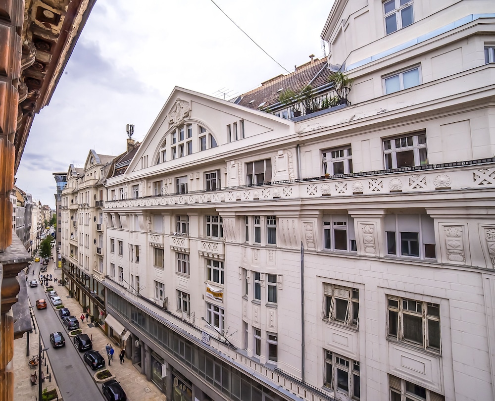 2B Hostel & Rooms
