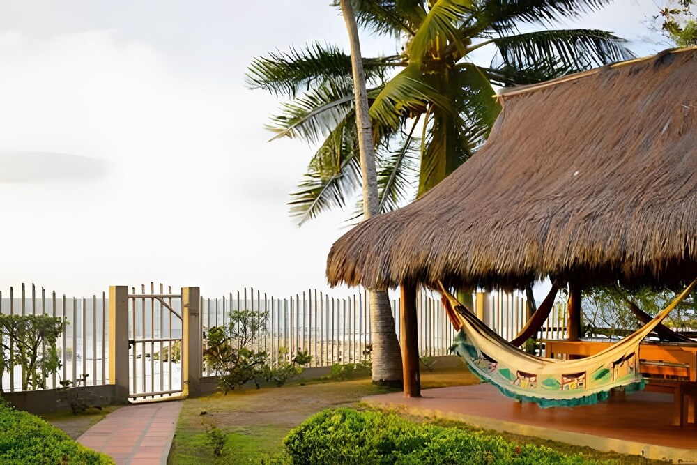 Tu casa de playa frente al mar en Tolú