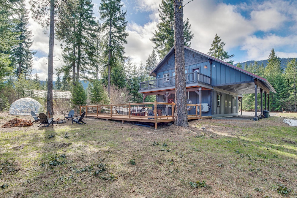 Cle Elum Cabin w/ Hot Tub, Fire Pit & Deck!