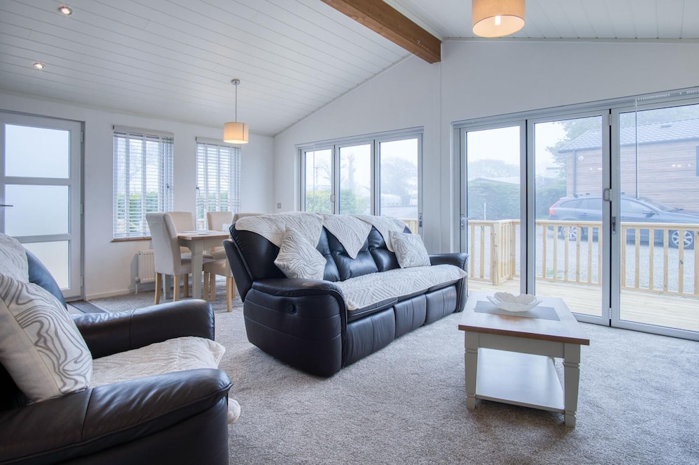 Swallow Lodge - 3 Bedroom Lodge - Wisemans Bridge