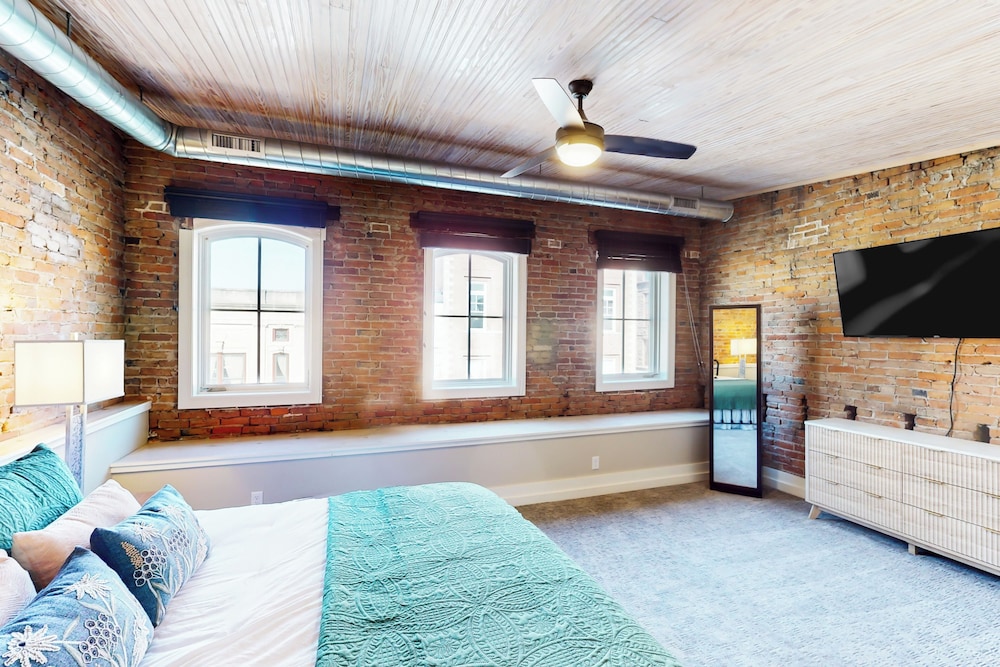 2BR Updated Dtwn Condo: Streaming, Patio, W & D