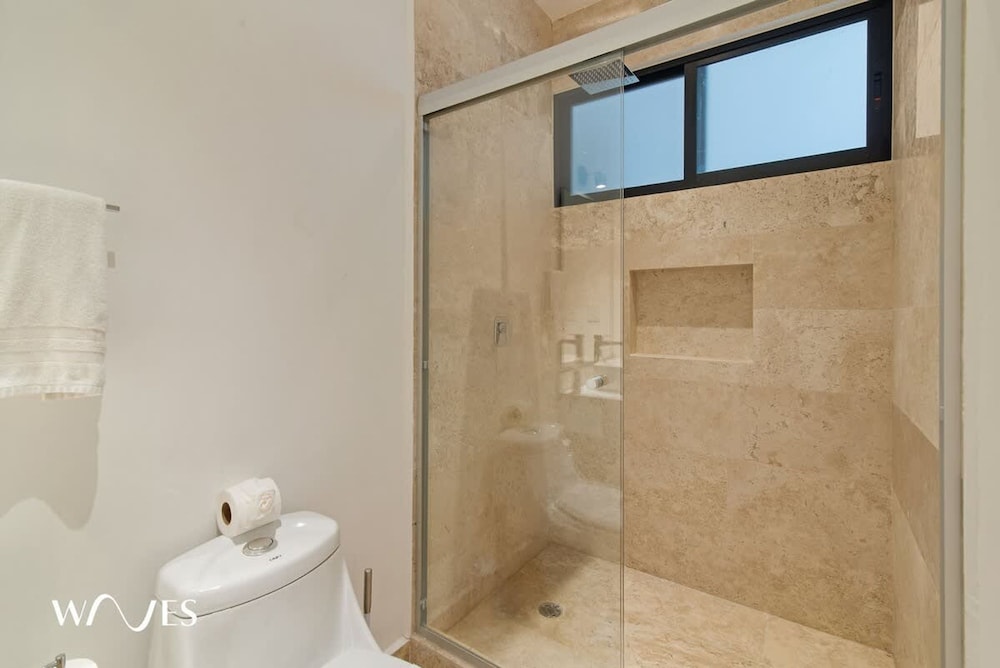1 Br LX Amenities Prime Location