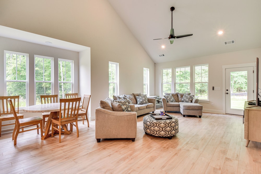 5 Mi to Memorial Stadium & Beach: Modern Townhome