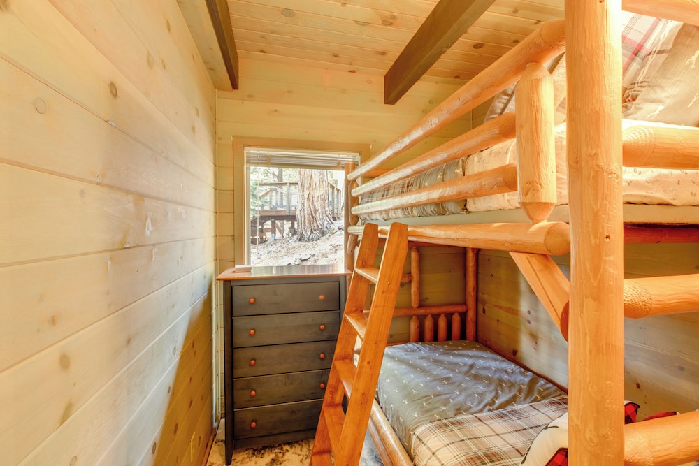 1 Mi to Beach & Golf Course! Lake Almanor Cabin