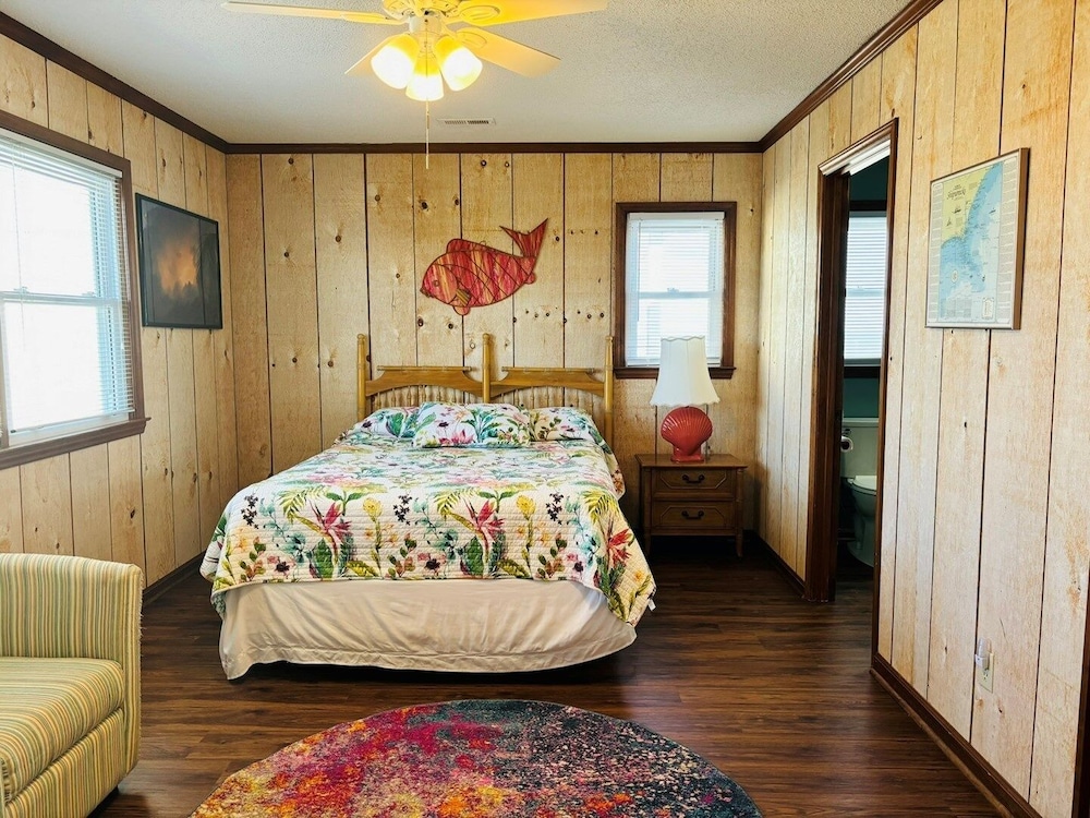 Great Place 5 Bedroom Home by RedAwning