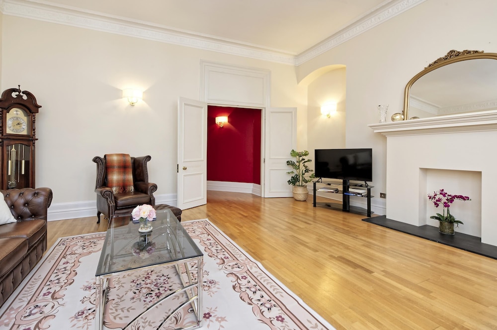 Historic Whitehall Flat in SW1 by Underthedoormat