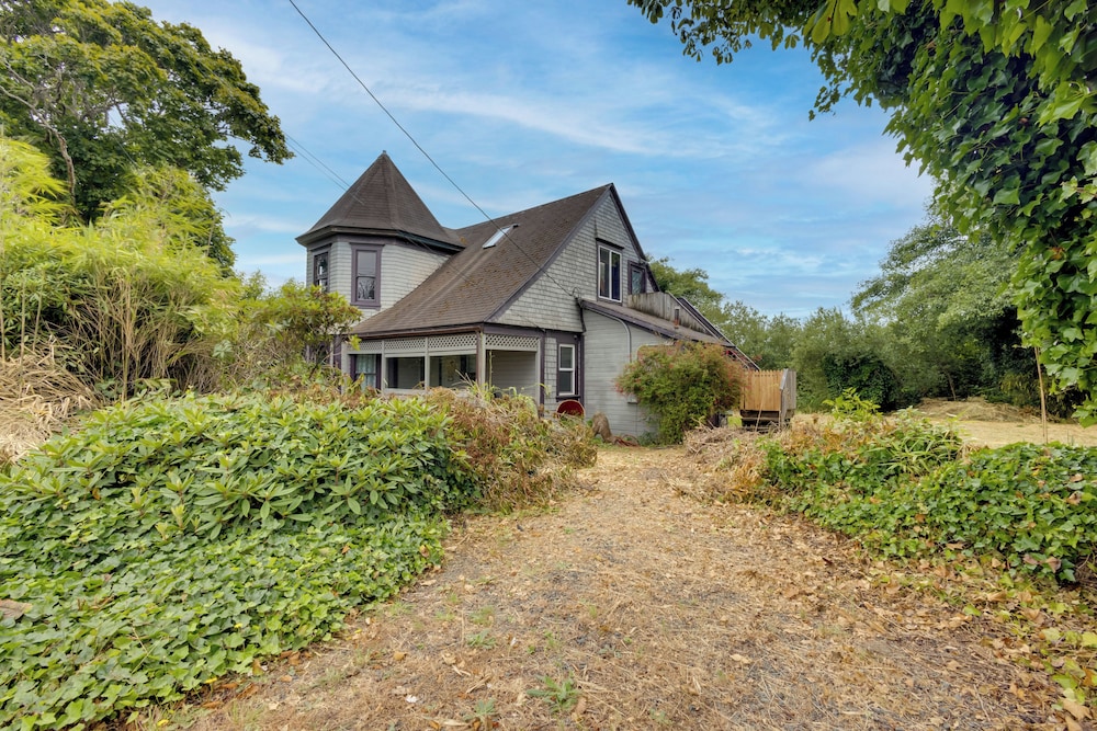 Walk to Main Avenue: Cozy Unit in Warrenton