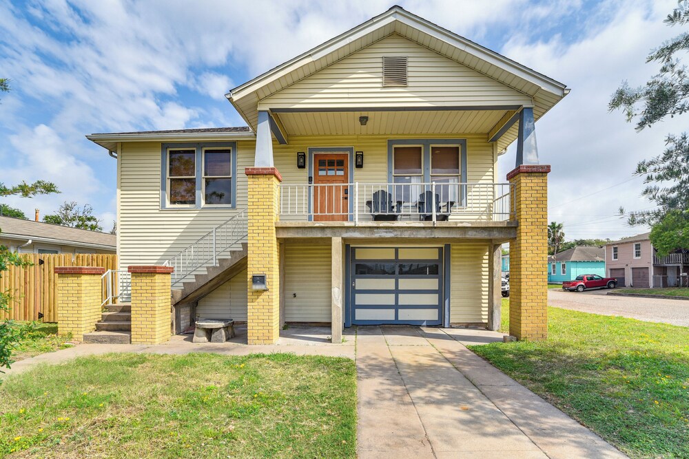 2 Mi to Pleasure Pier: Pet-friendly Gem w/ Yard