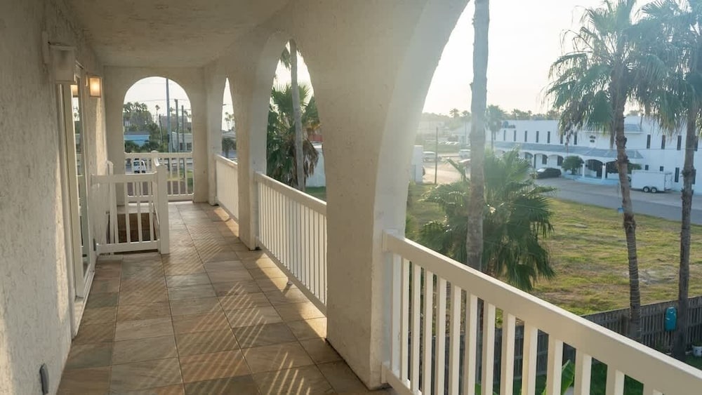 Fun Retro Island Vibe Sleeps 17 Beach 1 Block 4 Bedroom Home