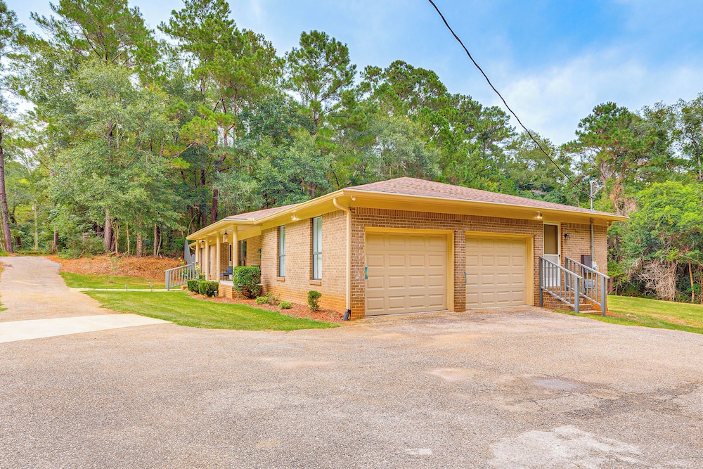 2 Mi to Bay + Beaches: Home w/ Gazebo in Daphne