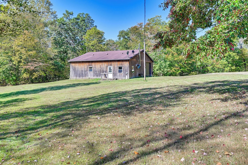 Ohio Hunters Cabin w/ Pond Access: Pets Welcome!