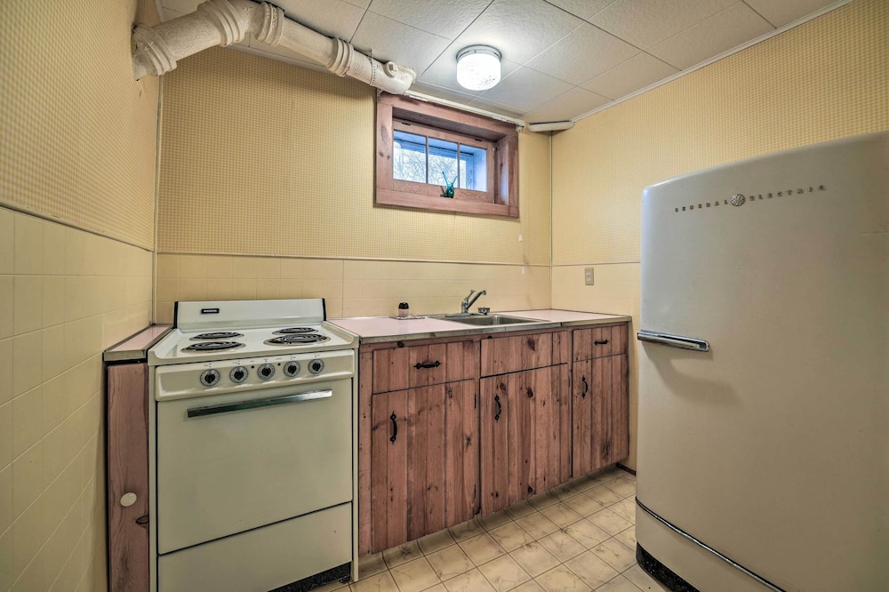 Cozy Hillsdale Home 1 Mi to Baw Beese Lake! - Property Image 4