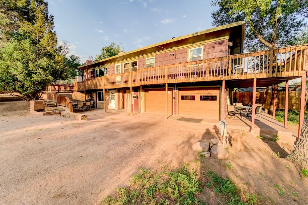 7 Bedroom on the Side of Pikes Peak on a Mountain Stream