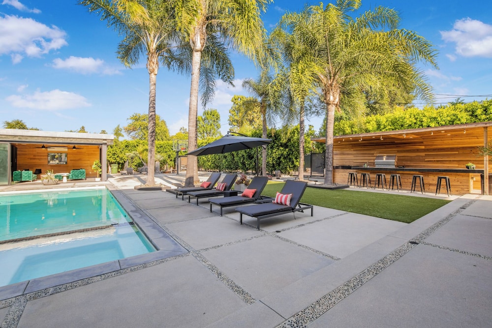 Louise Modern - Luxury Smart Estate in Encino w/ Pool, Gym & Spa