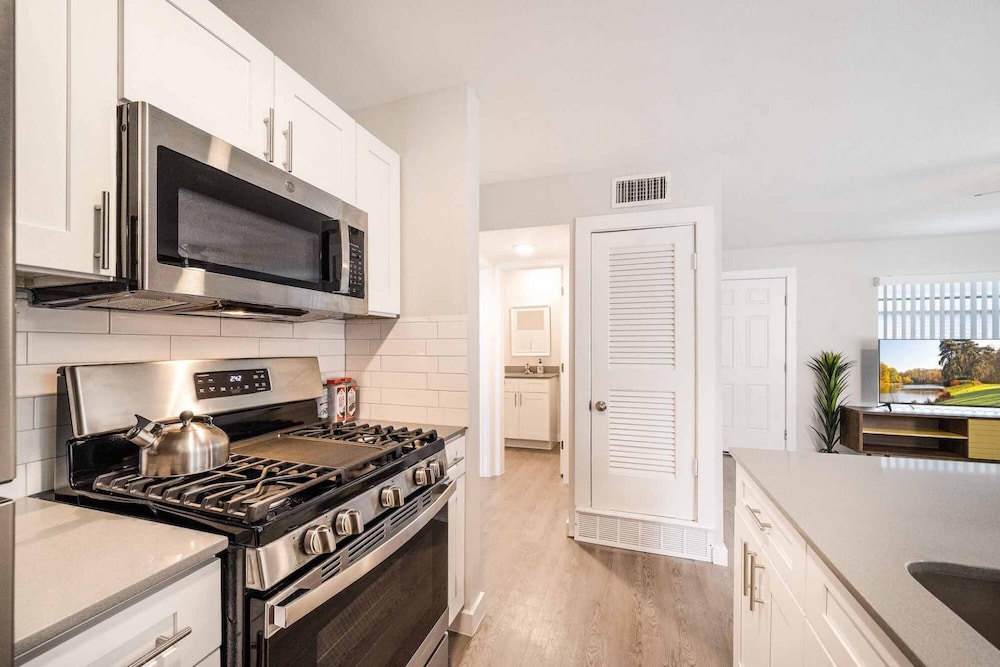 Stylish 1BR Near UT Mueller Evonify view 2