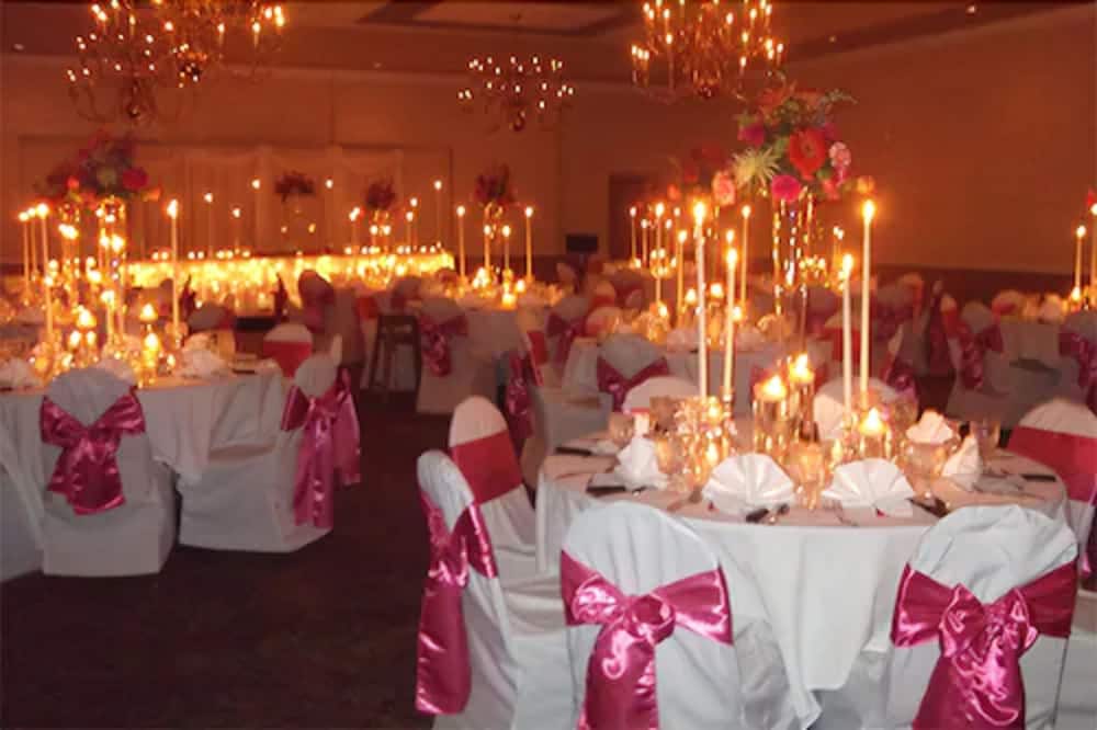 Bloomington Vacations - The Chateau Hotel and Conference Center - Property Image 13