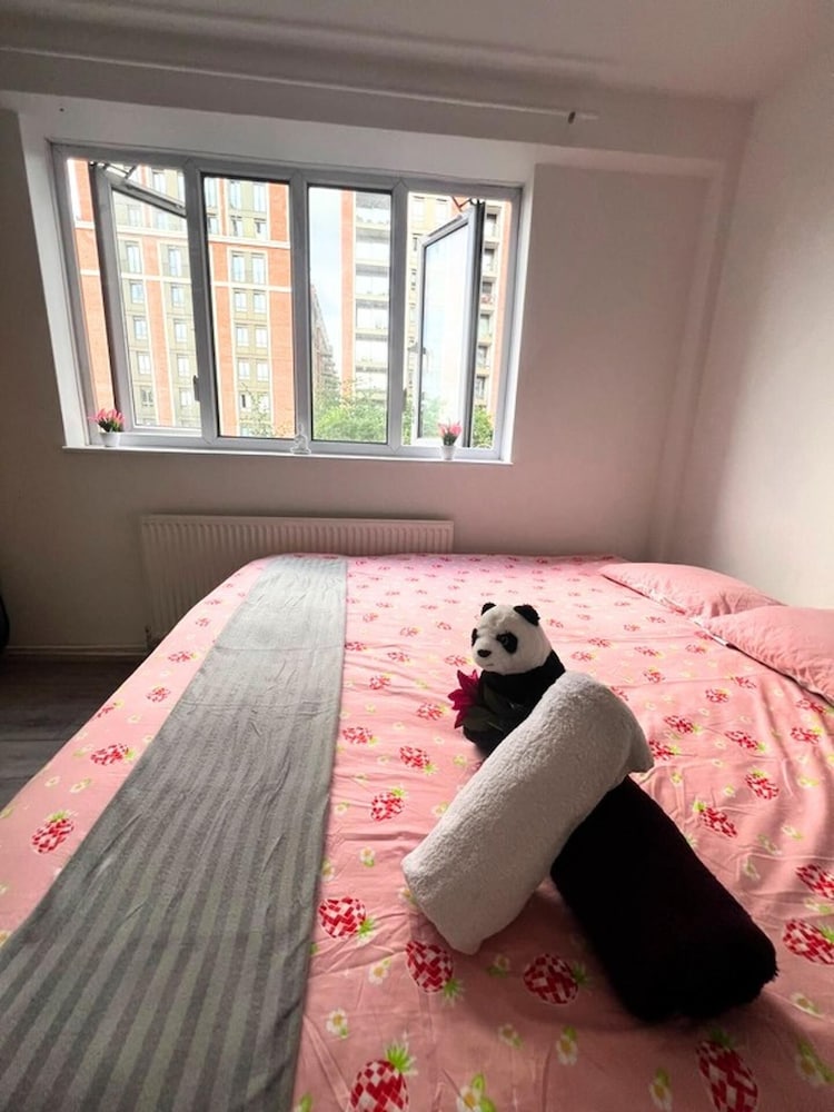 London Luxe Apartment - Spacious & Stylish