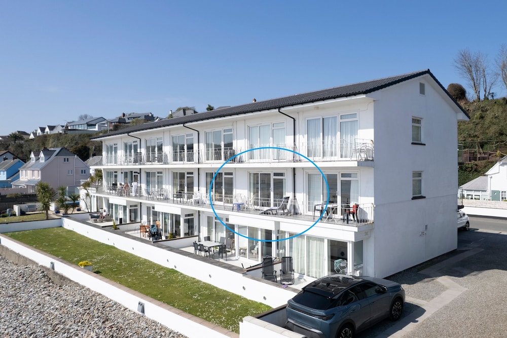 9 Strandways - Sea Views Parking Beach Access