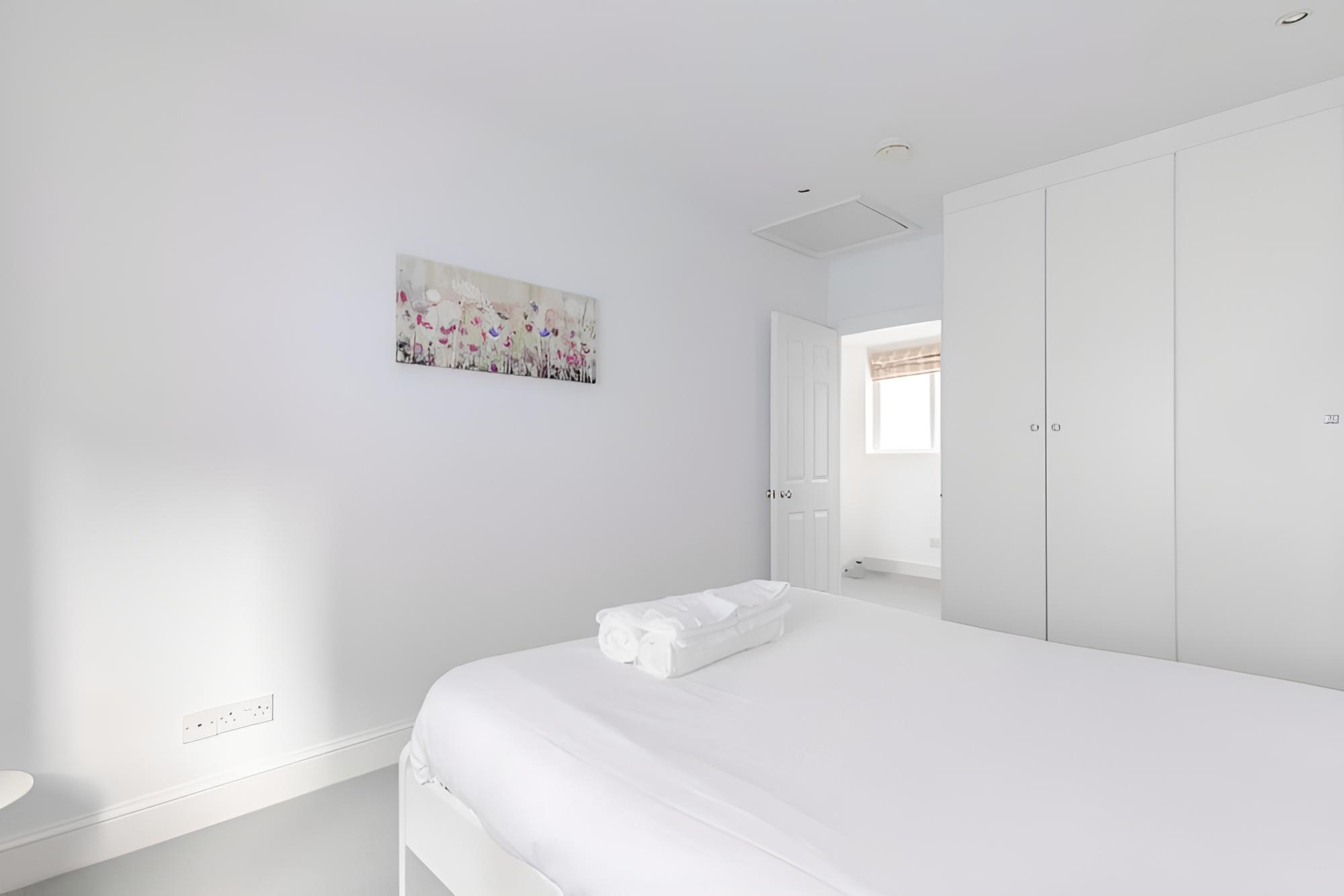 Central & Stylish 2BD Home Near Kensington Gardens