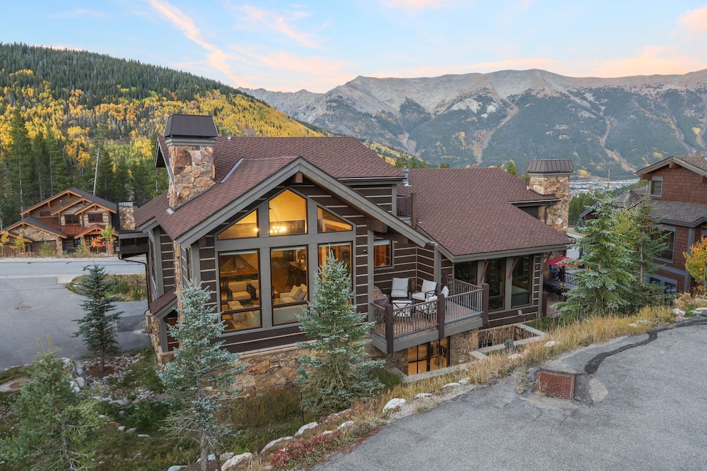 Incredible Executive Private Pet Friendly Home - LR902 by RedAwning