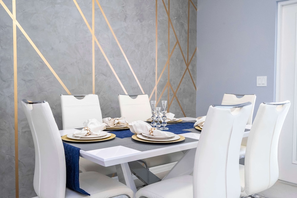 Simply Amazing 5BR Chic Retreat Themed Fun Style