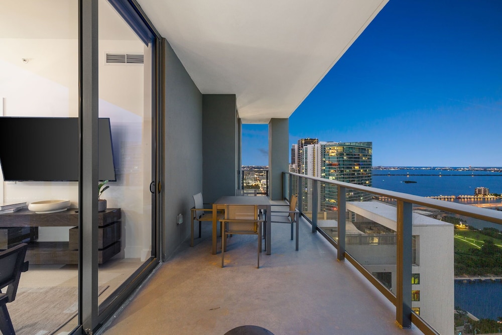 Lux Studio W City Views and Pool
