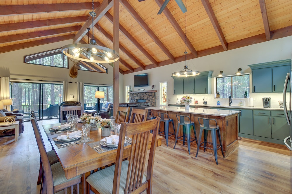 Game Room, Fire Pit, Deck: Remodeled Pinetop Cabin