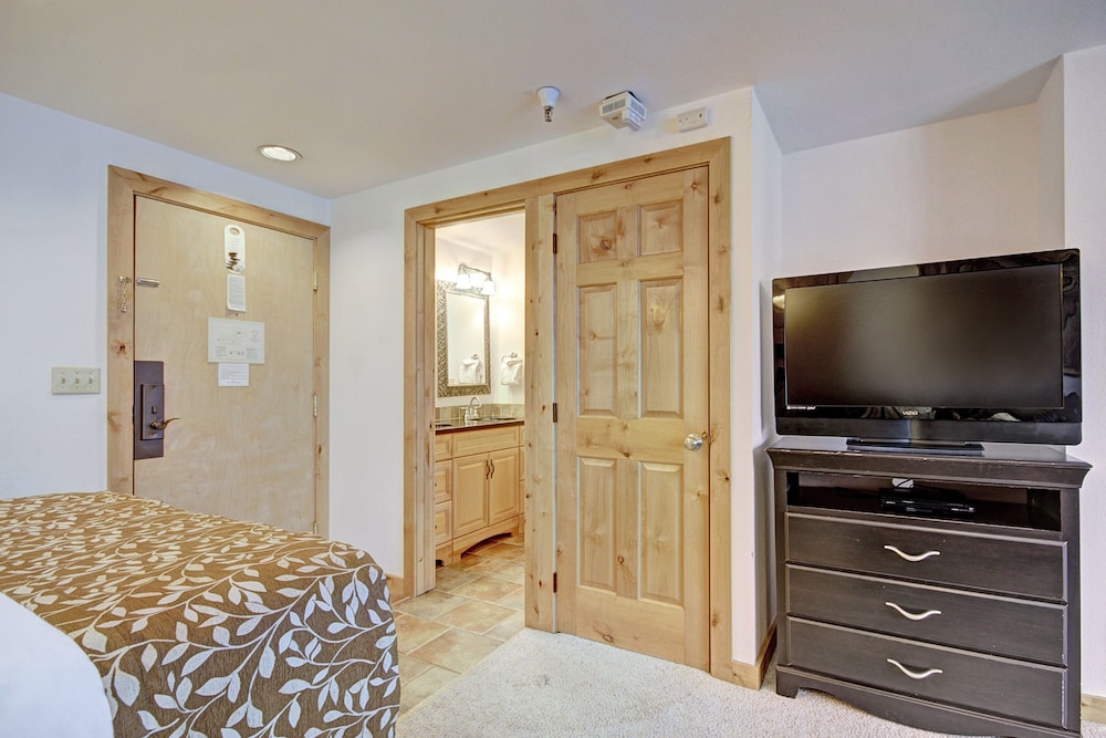 Ski-in/ski-out Studio W/snowy Alpine Views - Walk To Main St Studio Bedroom Condo by RedAwning