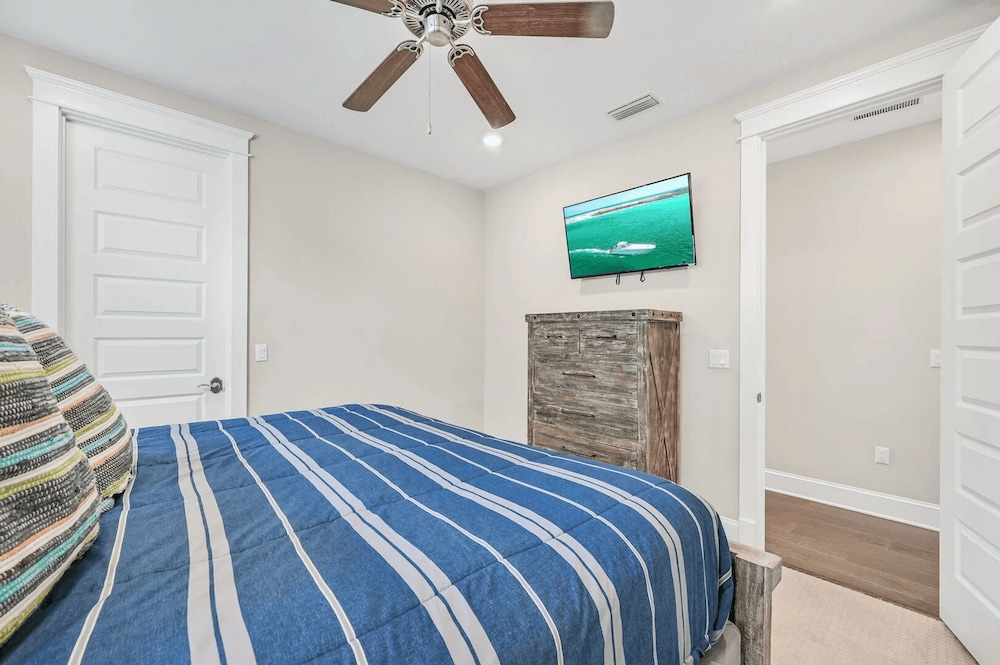 Barefoot Paradise by Avantstay Walk to Beach Pool Bikes
